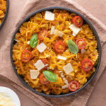 Pasta met geroosterde tomaat-paprikasaus