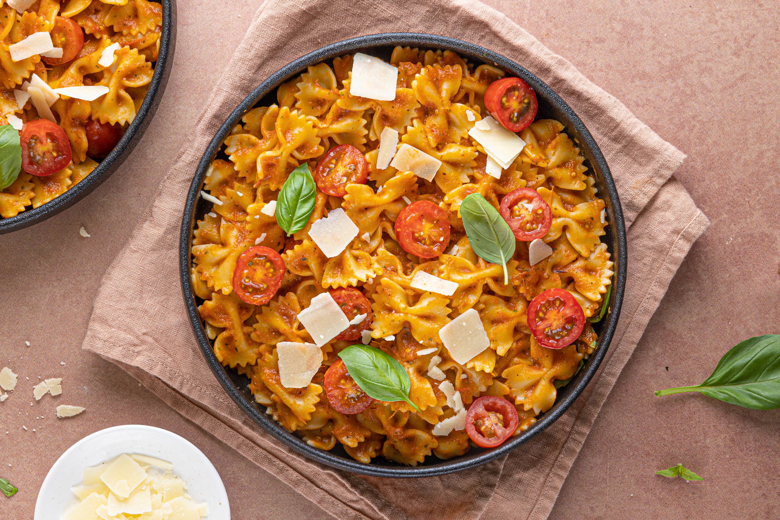 Pasta met geroosterde tomaat-paprikasaus