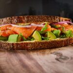 Sandwich met zalm en avocado