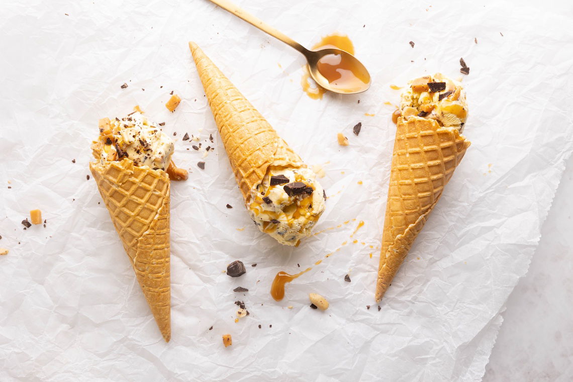 Snickers ijs met gezouten karamel
