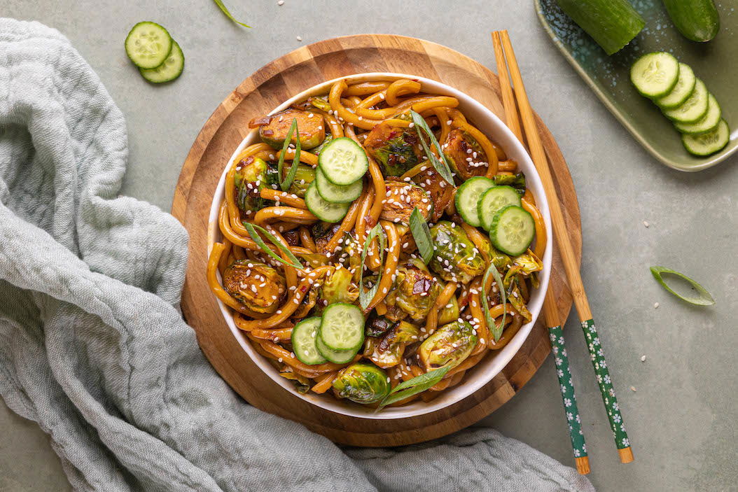 Sticky spruitjes met udon noedels