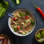 Thaise Tom Kha Kai met Shanghai paksoi en noedels