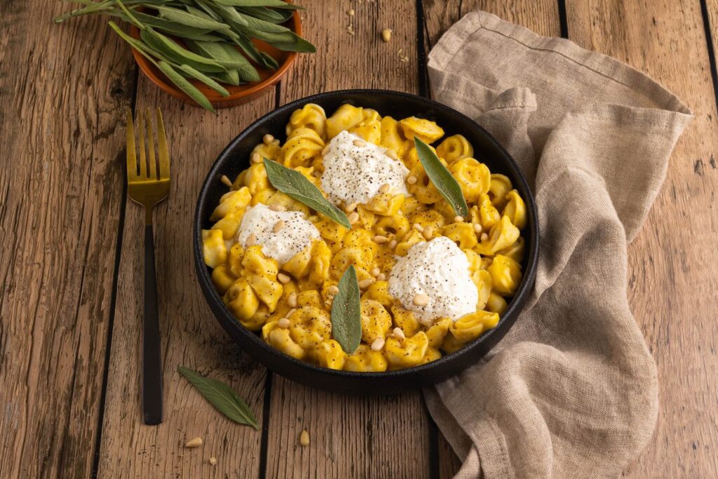 Tortellini met pompoen, salie en burrata