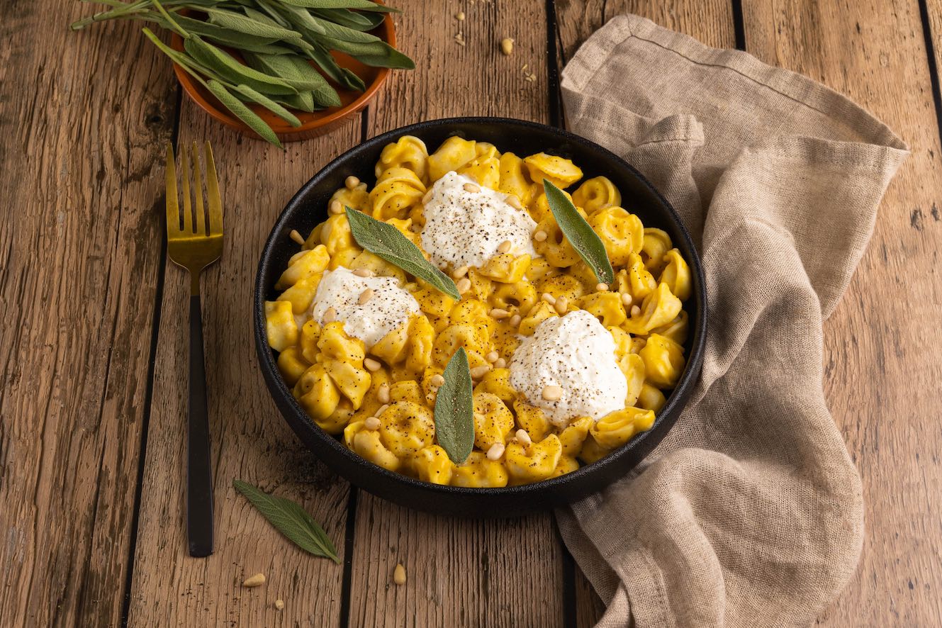 Tortellini met pompoen, salie en burrata