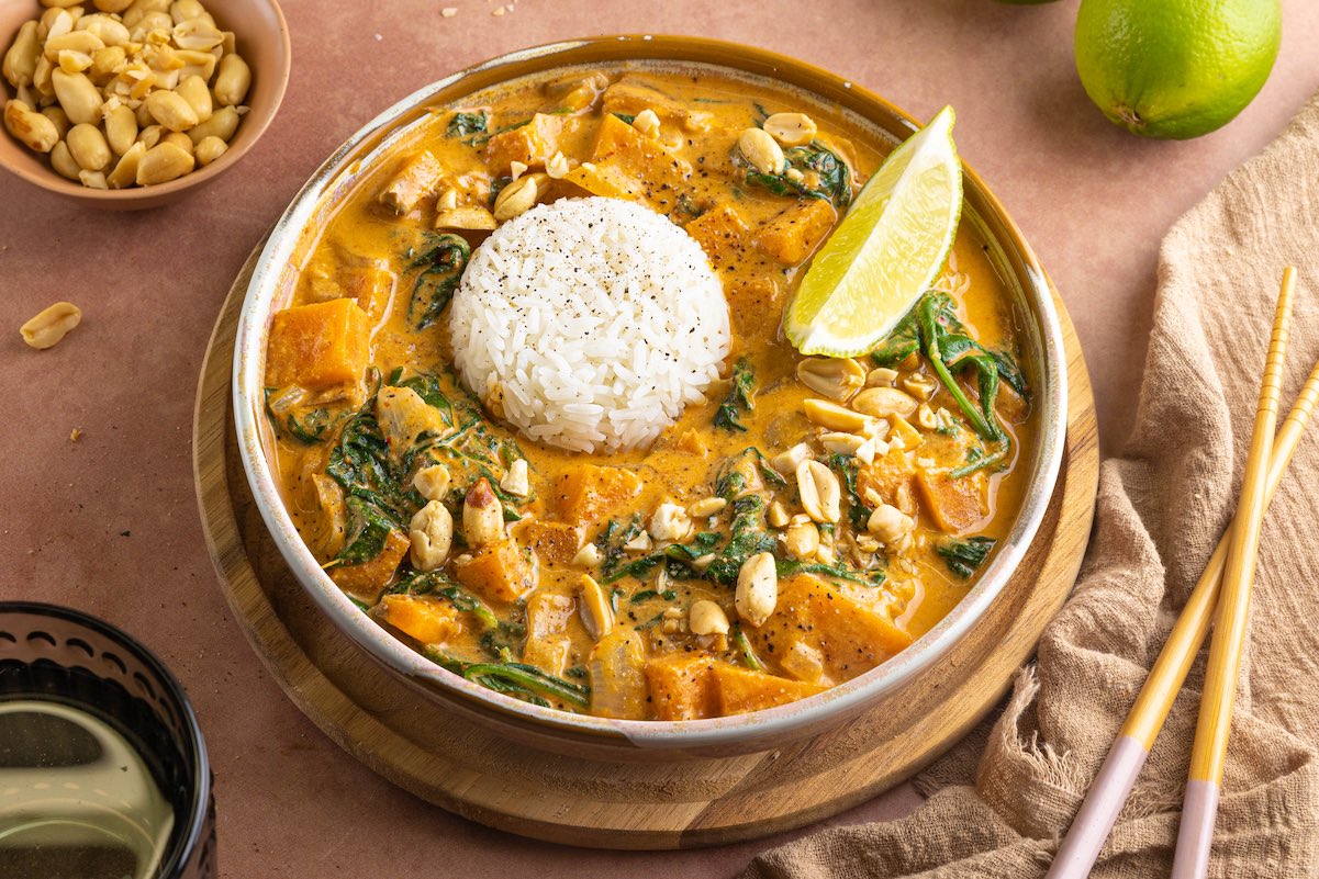 Zoete aardappel-pinda curry
