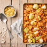 Traybake met prei, zoete aardappel en spekjes