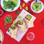 Warme wrap met fajita kip, salade en avocado