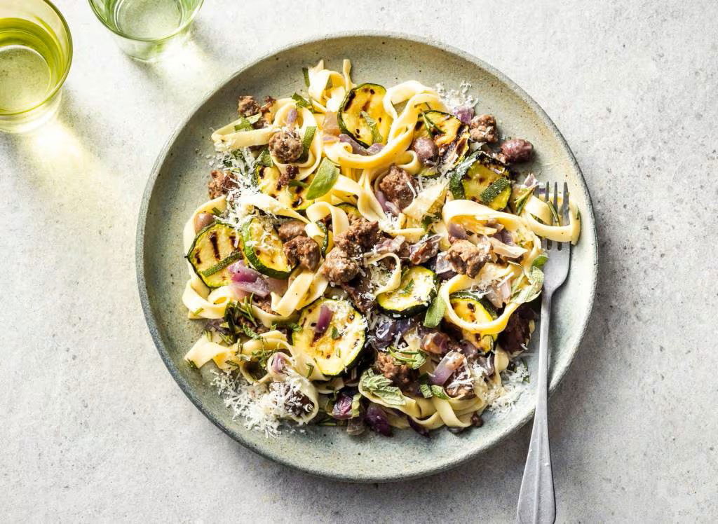 Tagliatelle met gegrilde courgette, worst en Parmezaan
