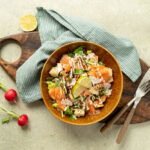 Zomerse maaltijdsalade met gerookte zalm