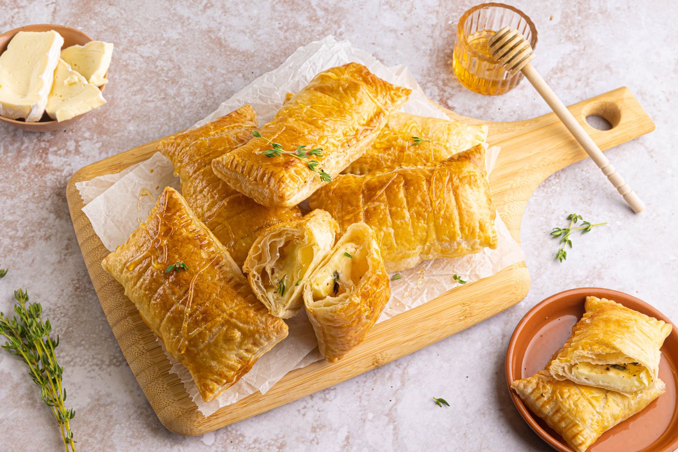 Hartig bladerdeegtaartje met brie en tijm