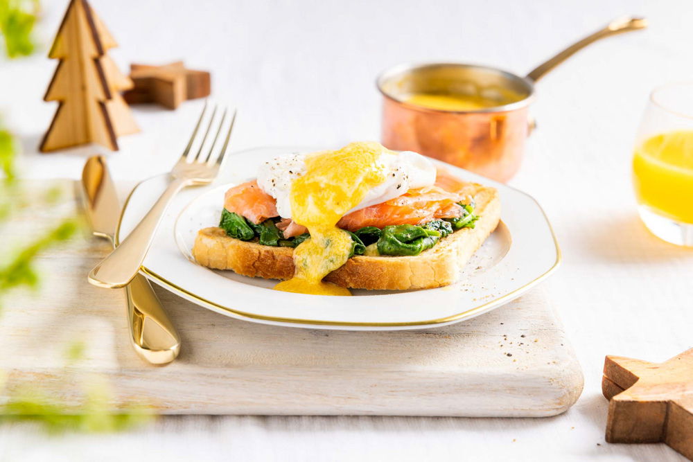 egg benedict met gerookte zalm