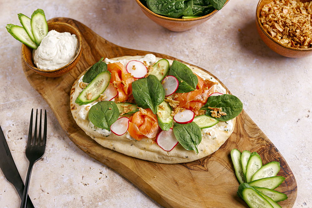 Naambrood met roomkaasspread komkommer en gerookte zalm