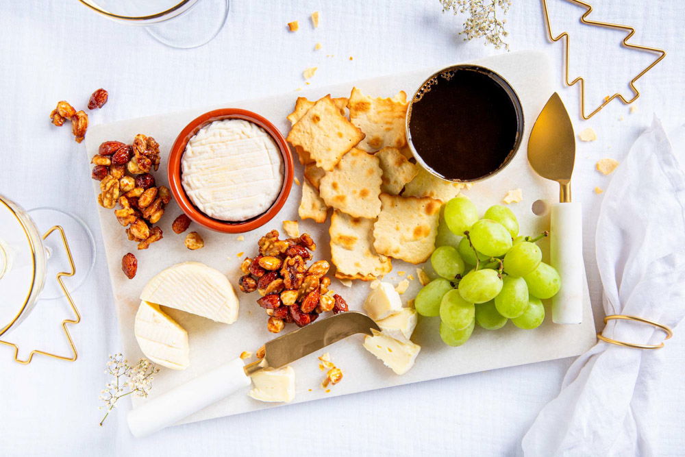 Kaasplankje Met Gekarameliseerde Noten En Appelstroop Balsamicodip 2