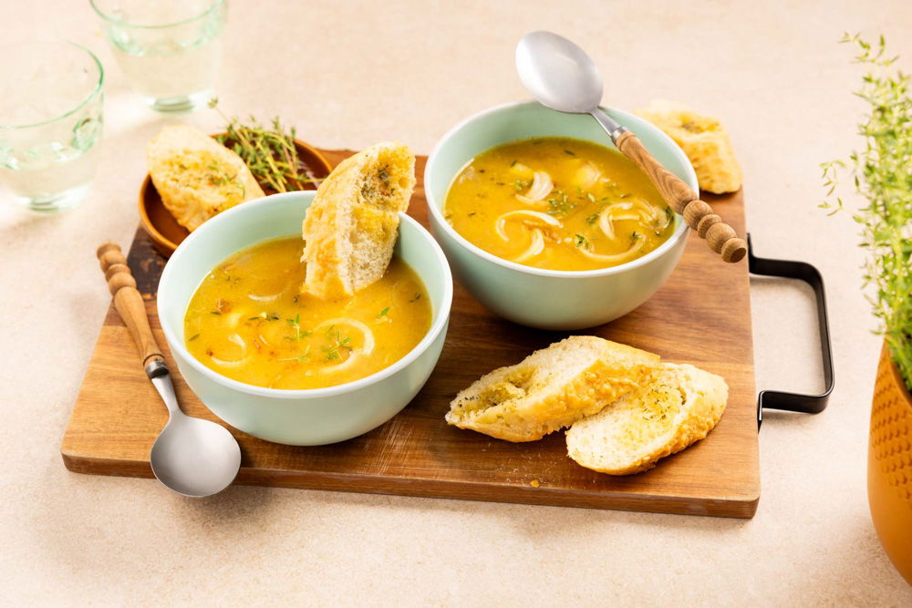 Klassieke uiensoep met parmezaan knoflookbrood