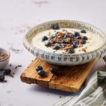 Kokos yoghurtbowl met cacao nibs