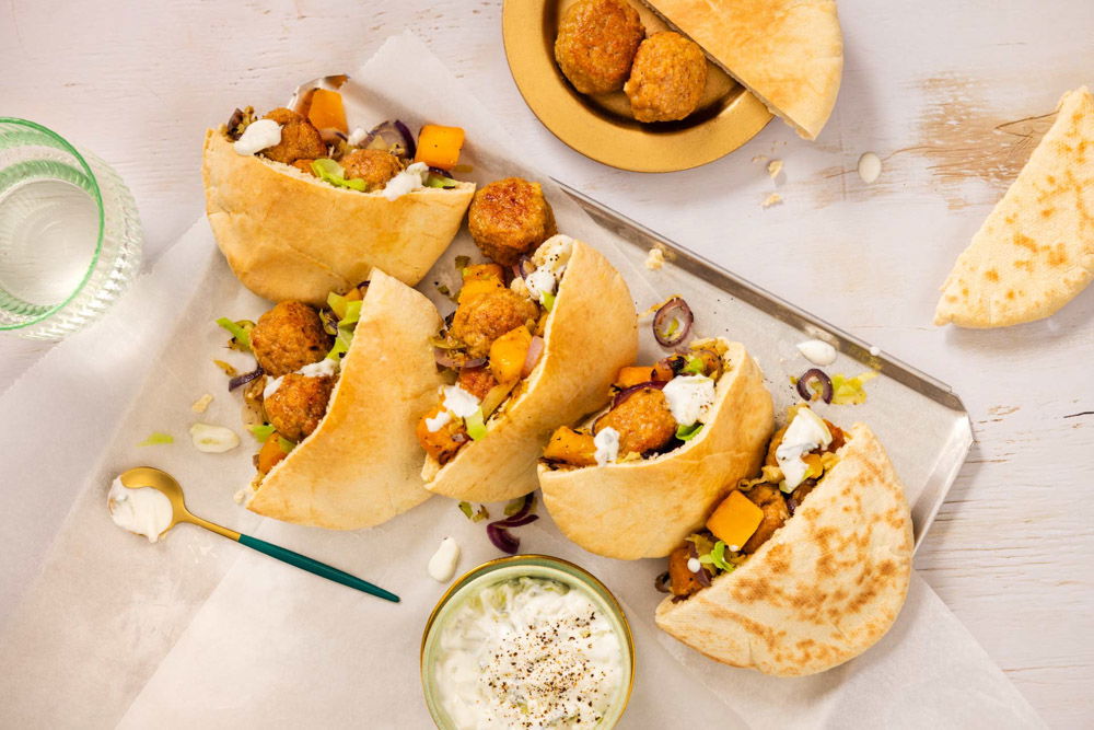 Verse pitabroodjes met kipgehaktballen