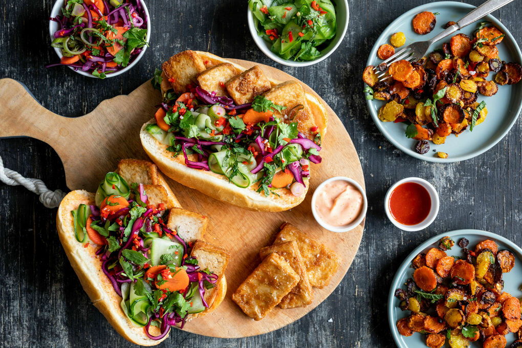 Banh Mi Met Crispy Tofu En Geroosterde Wortelschijfjes