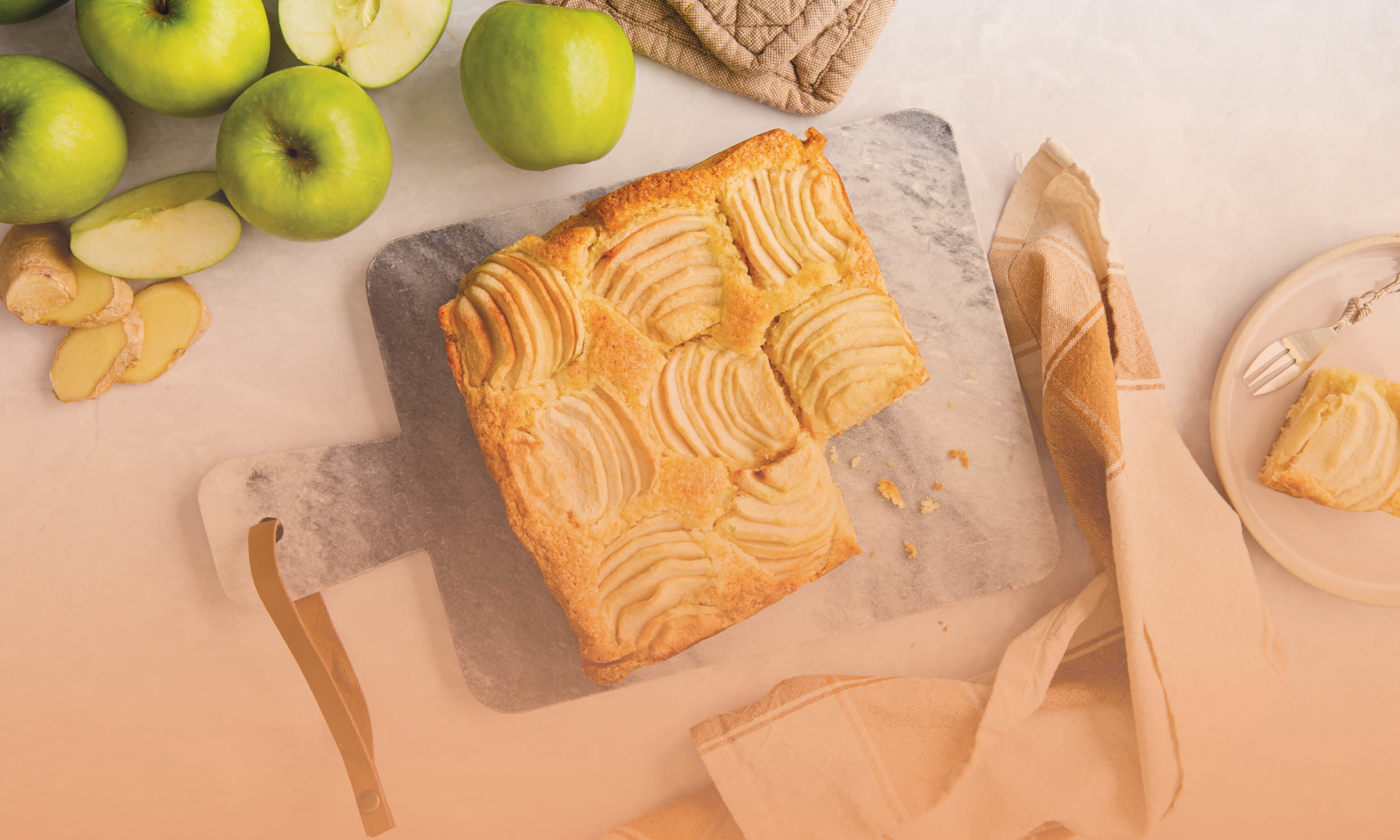 Vierkante versgebakken appelcake met groene appels