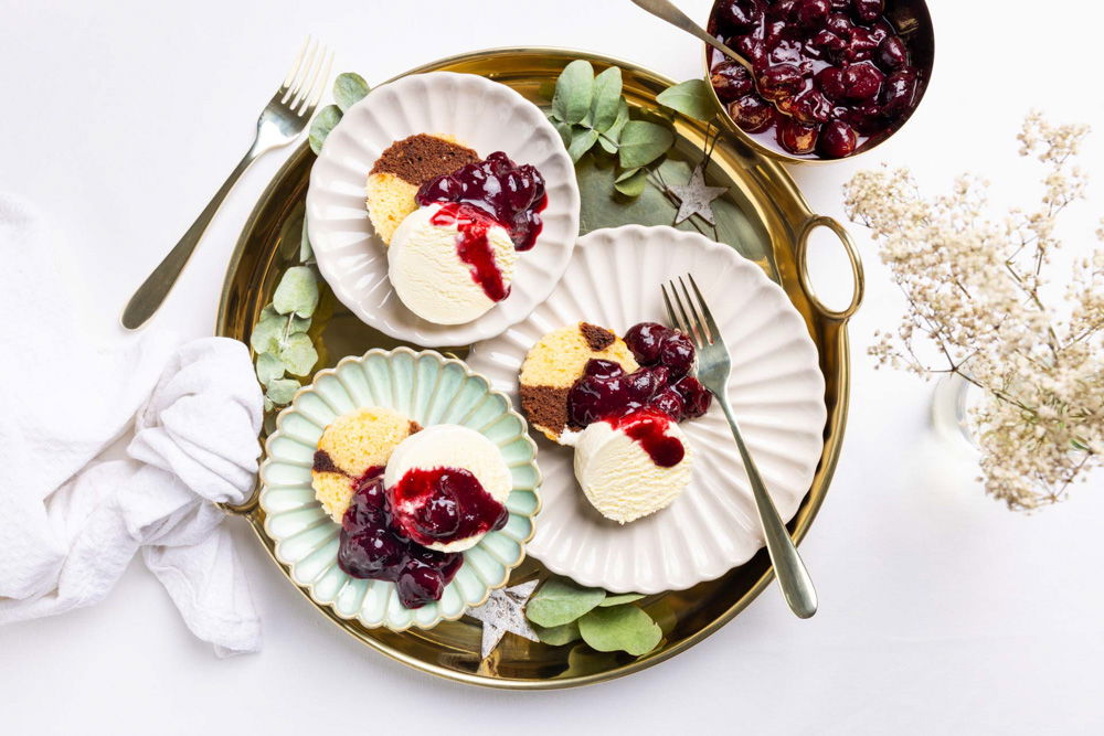 marmercake met vanille ijs en warme kersen