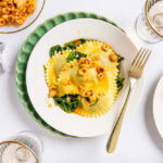 Ravioli met knoflookspinazie en hazelnotenboter