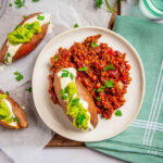 Mexicaans gevulde zoete aardappel met guacamole
