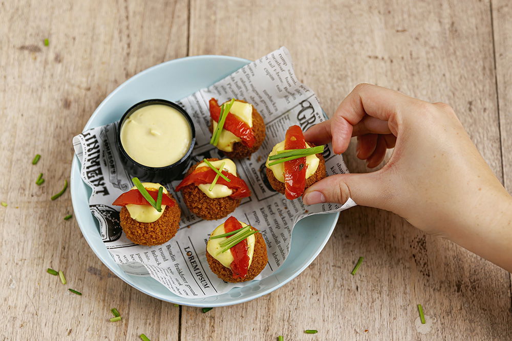 Kaasbitterballen Met Mosterdmayonaise 3735 Low Res