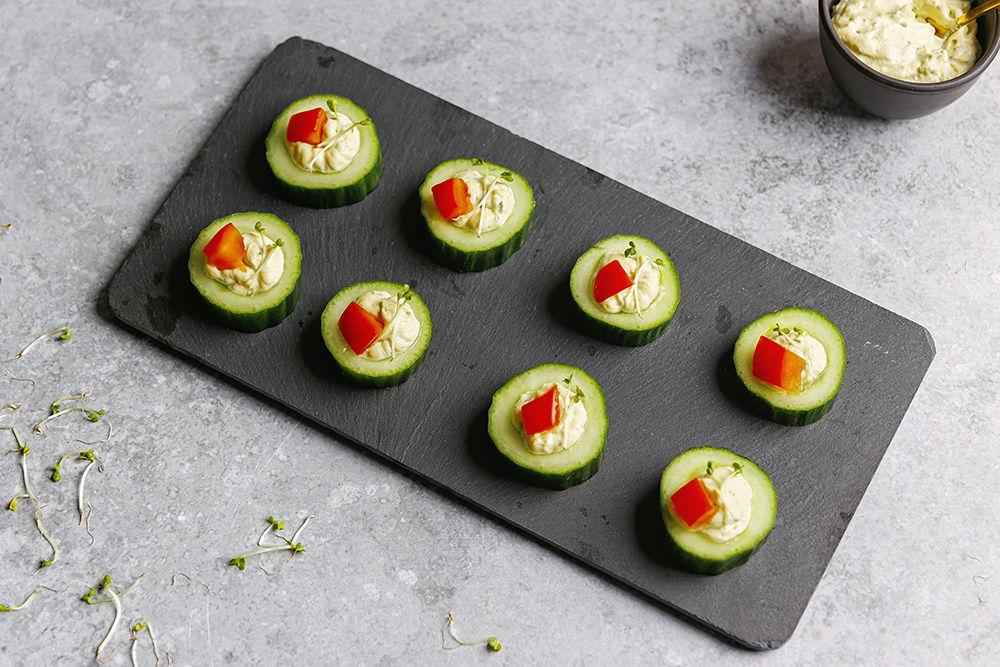 Komkommerhapje met hummus