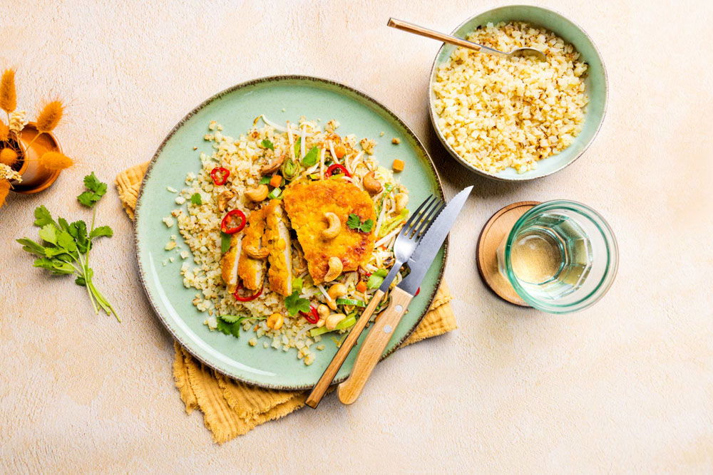 krokante kipschnitzel met bloemkoolrijst