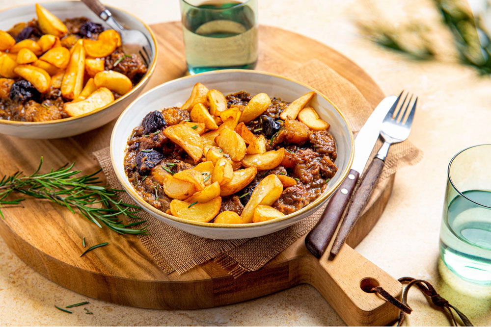 kruidigde runderstoof met gedroogde pruimen