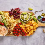 Borrelplank met guacamole en gooische dip