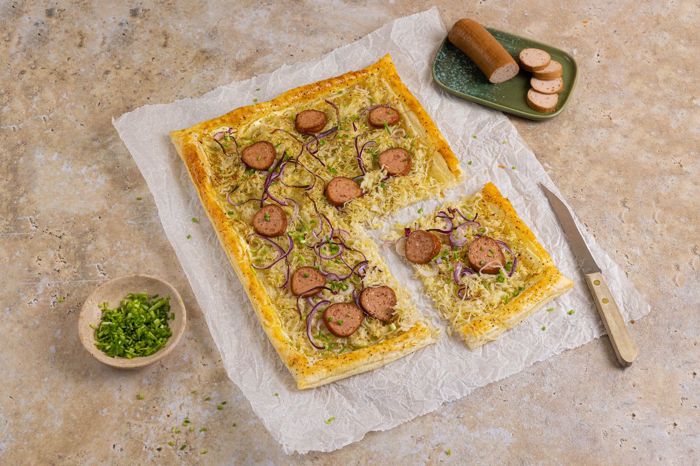 Plaattaart met zuurkool