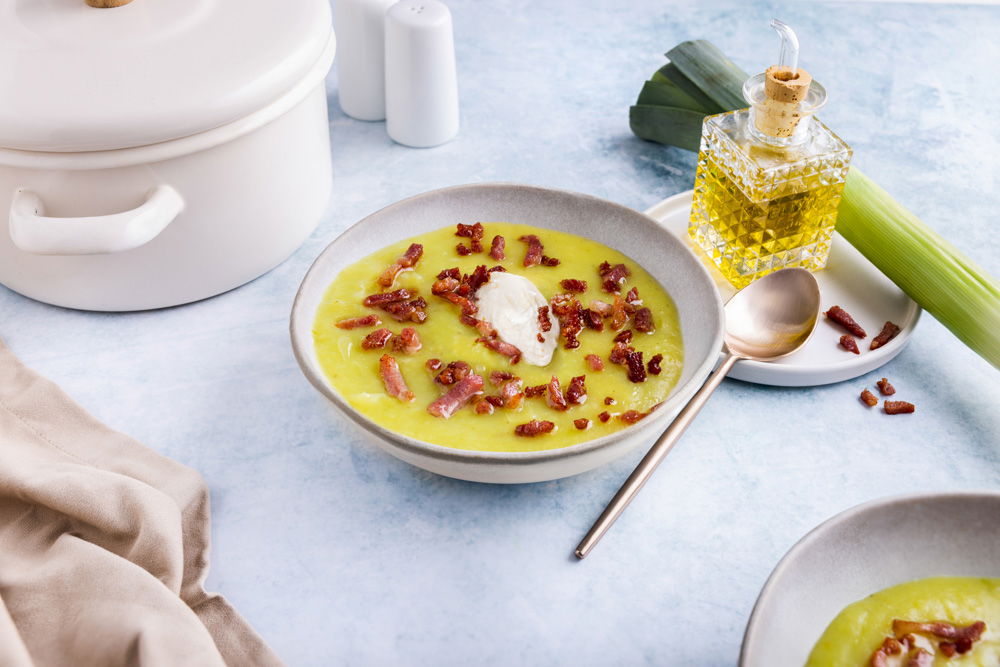 Preisoep met aardappel en krokant gebakken spek