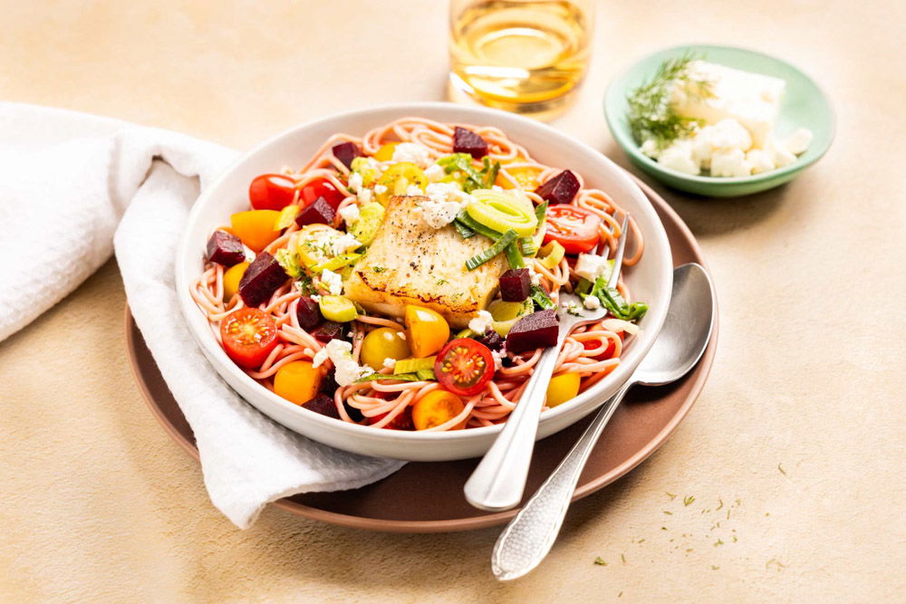 Rode biet spaghetti met koolvis