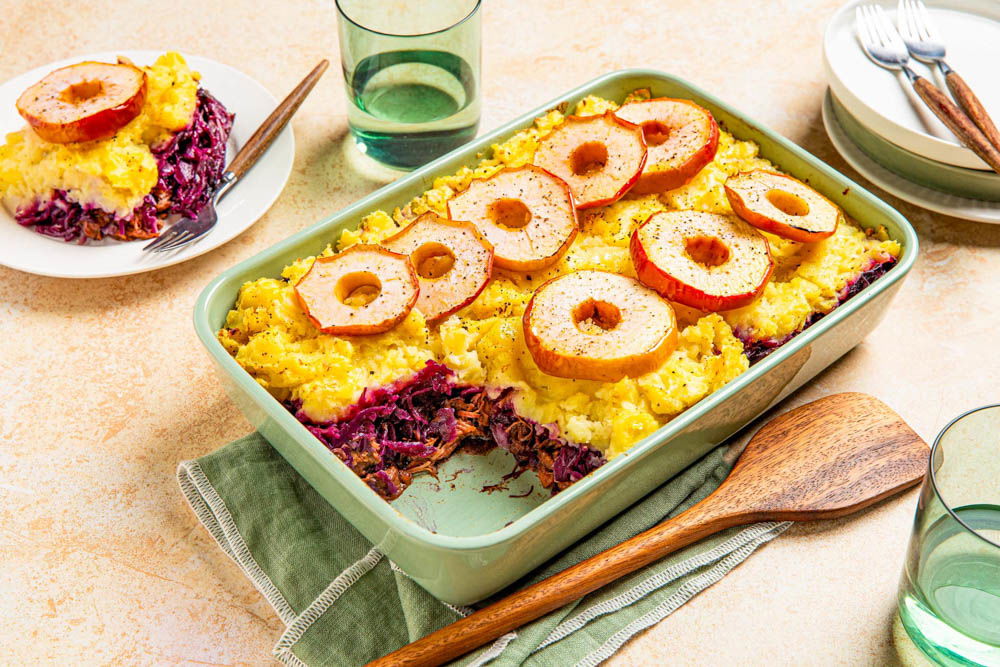 Rodekoolschotel met draadjesvlees en appel