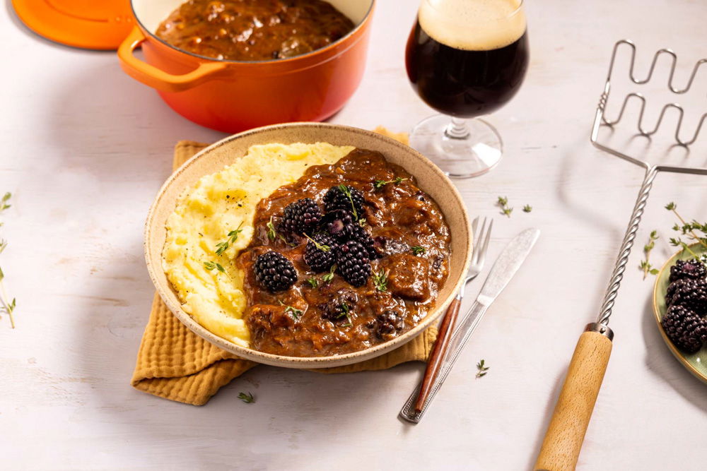 Runderstoof met aardappelpuree en bramen
