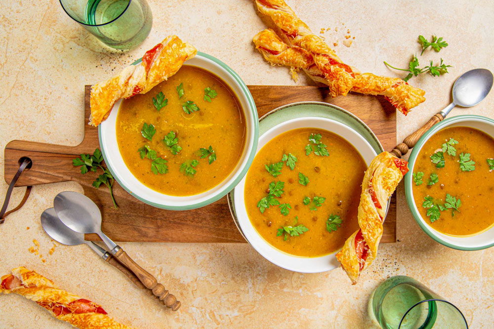 Stevige maaltijdsoep met huisgemaakte soepstengel