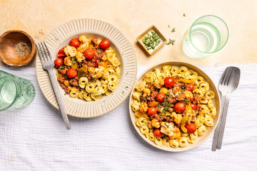 Tortellini met bloemkool in tomatensaus