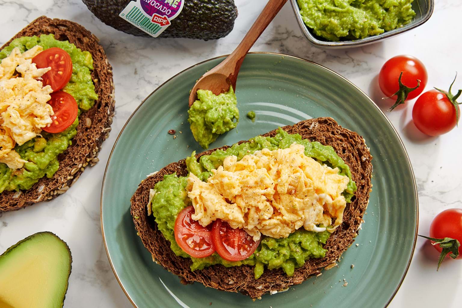 Toast met roerei en avocado