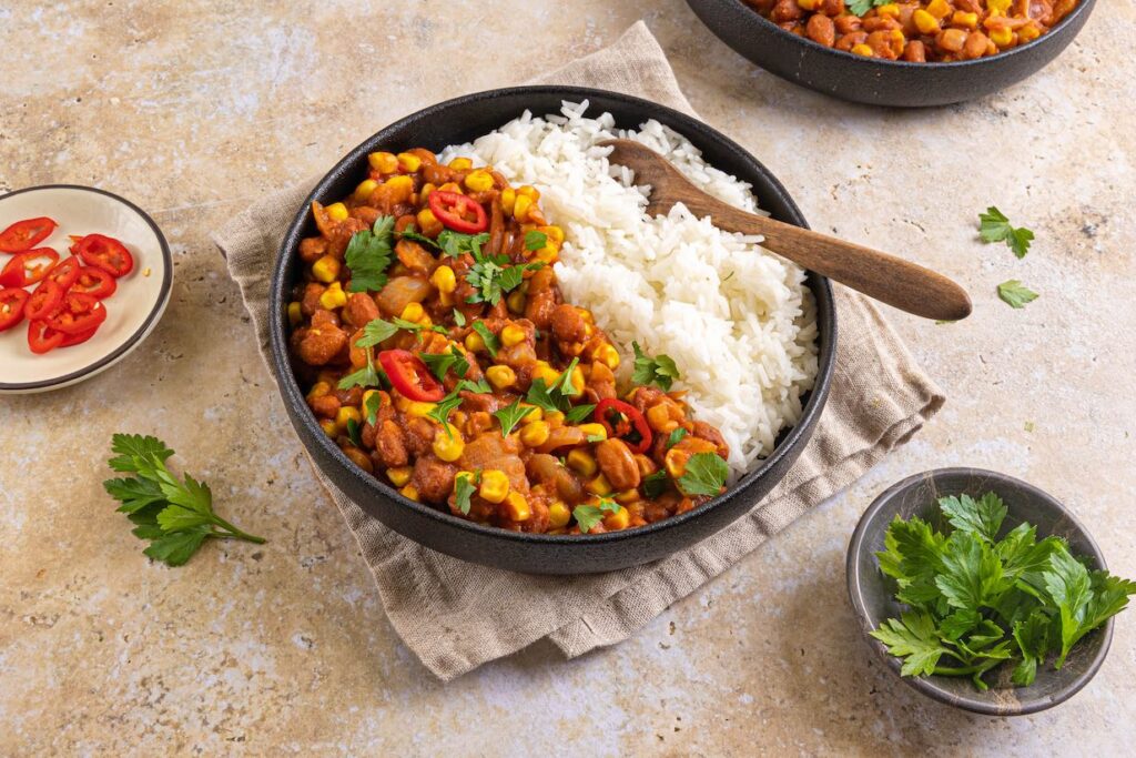 Bruine bonenschotel met rijst