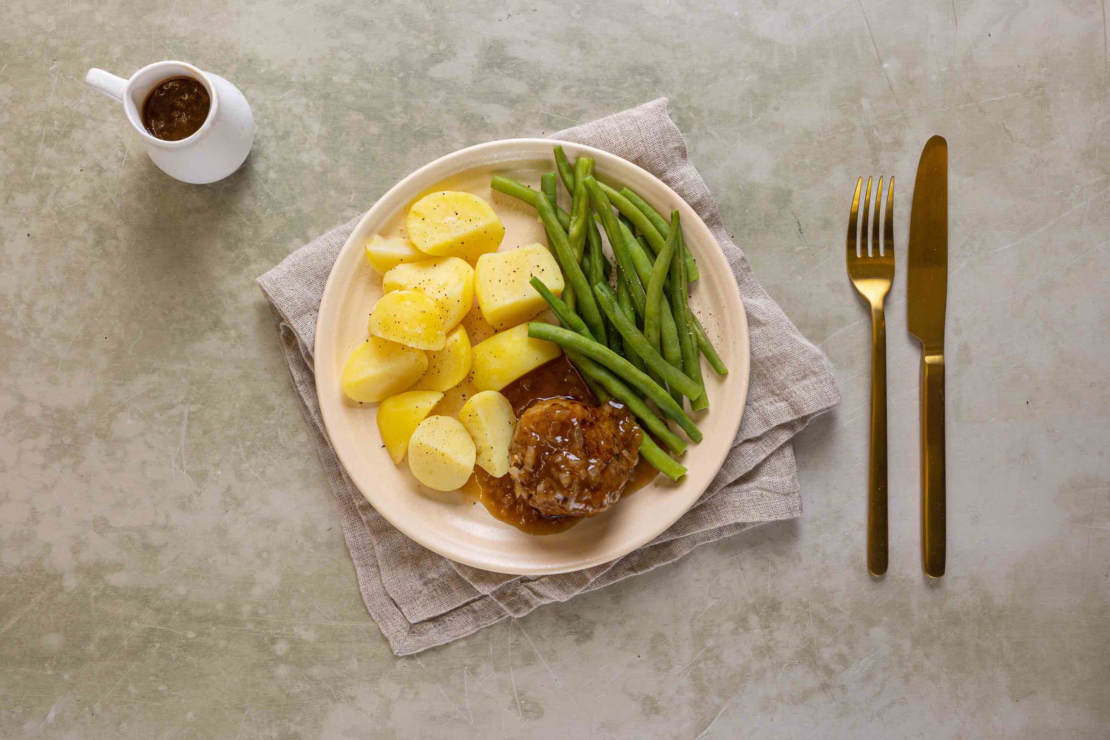 Gehaktbal Met Uienjus, Aardappelen En Sperziebonen 2