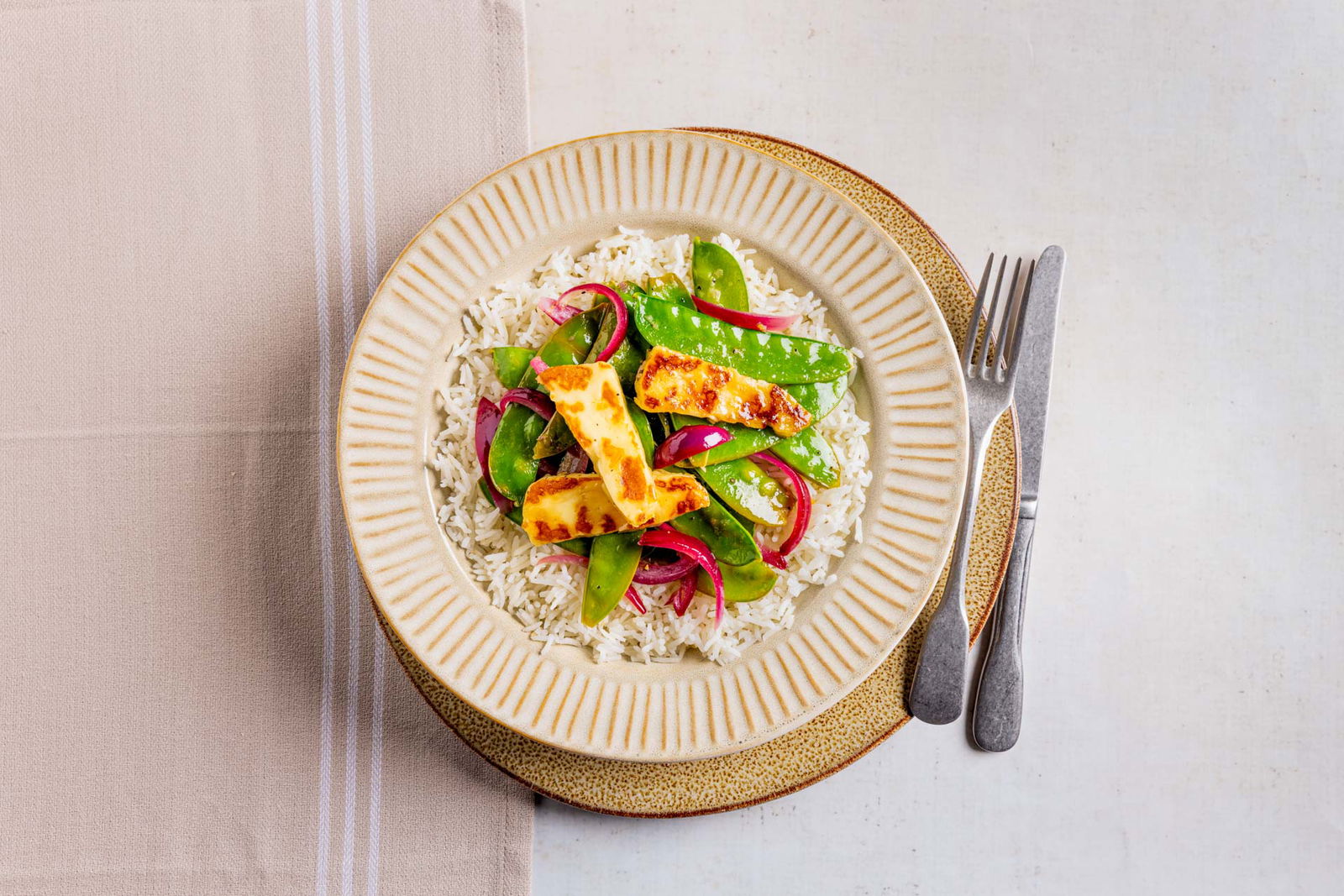 Gewokte peultjes met halloumi