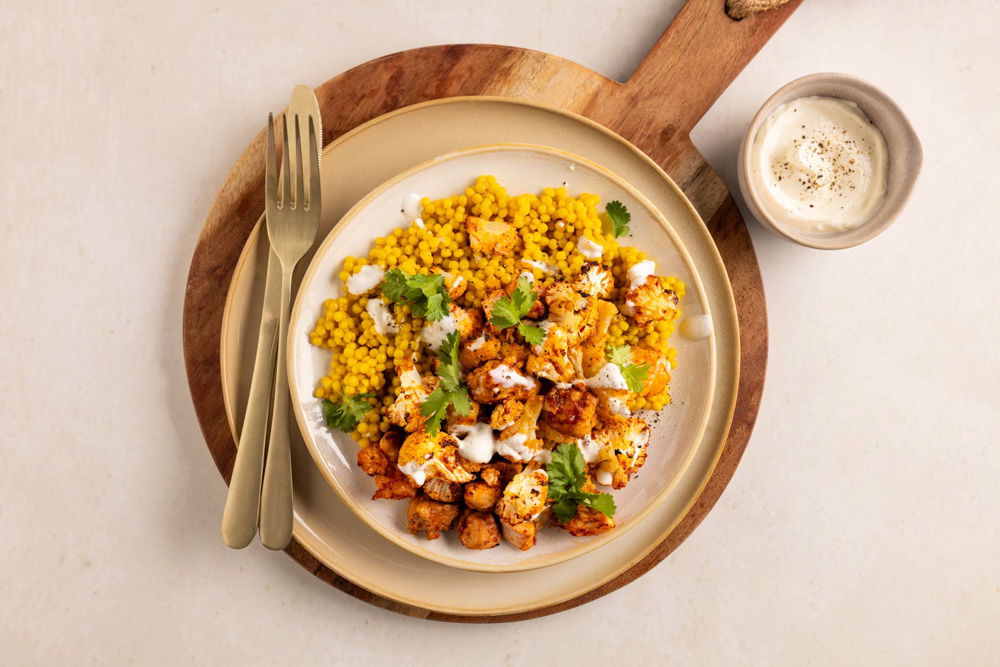 Harissakip met bloemkool en parelcouscous