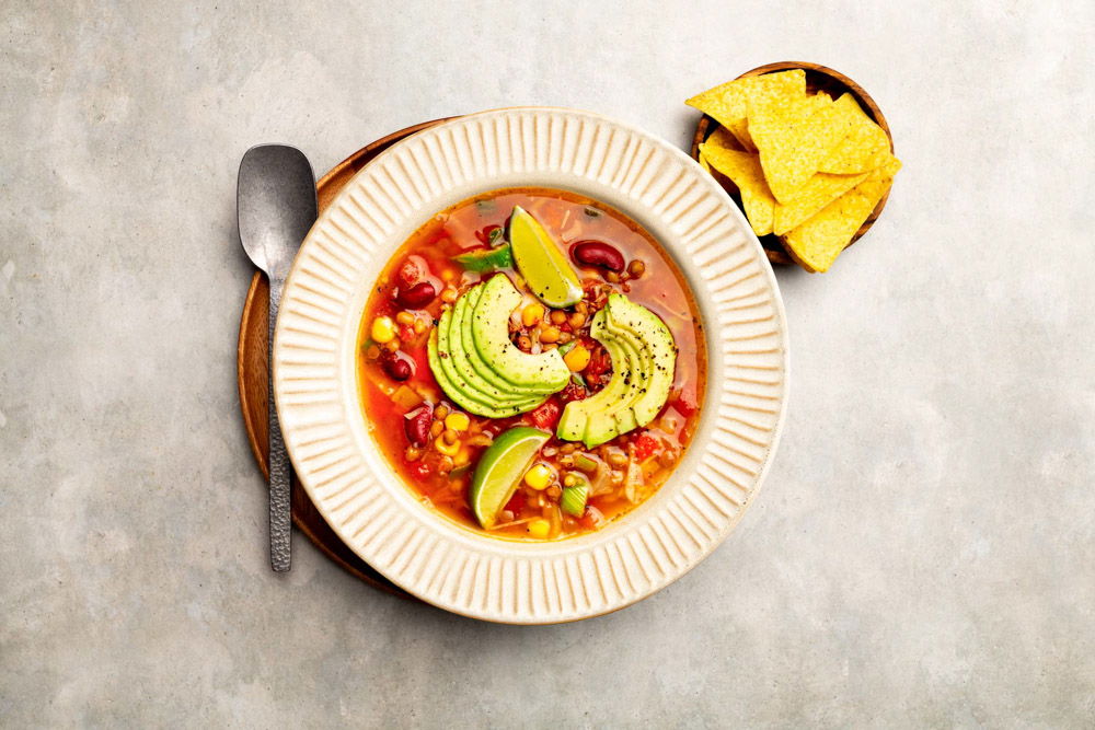 Mexicaanse linzensoep met tortillachips