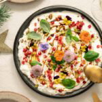 Stracciatella di burrata met granaatappel en bloemen