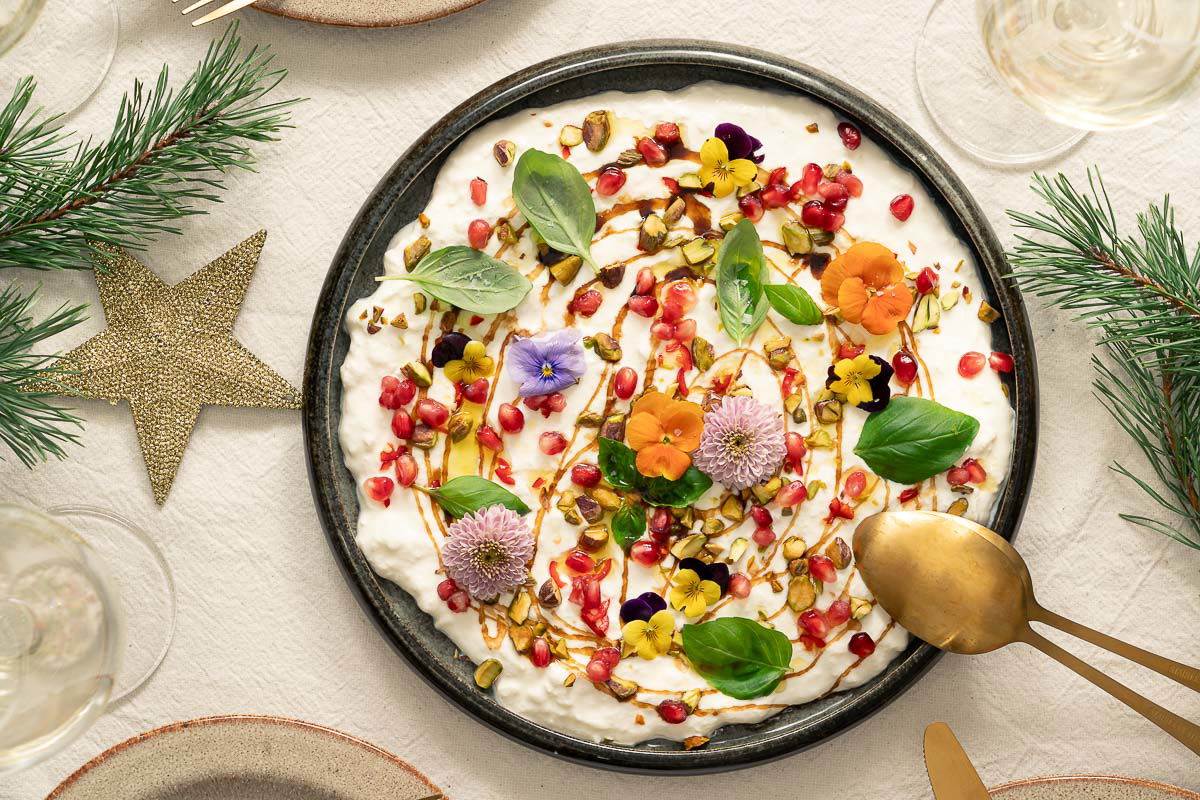 Stracciatella Di Burrata Met Granaatappel En Bloemen