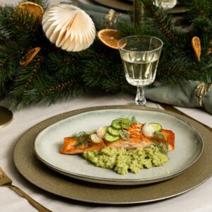 Zalmfilet op groene parelcouscous met ingelegde zilveruitjes