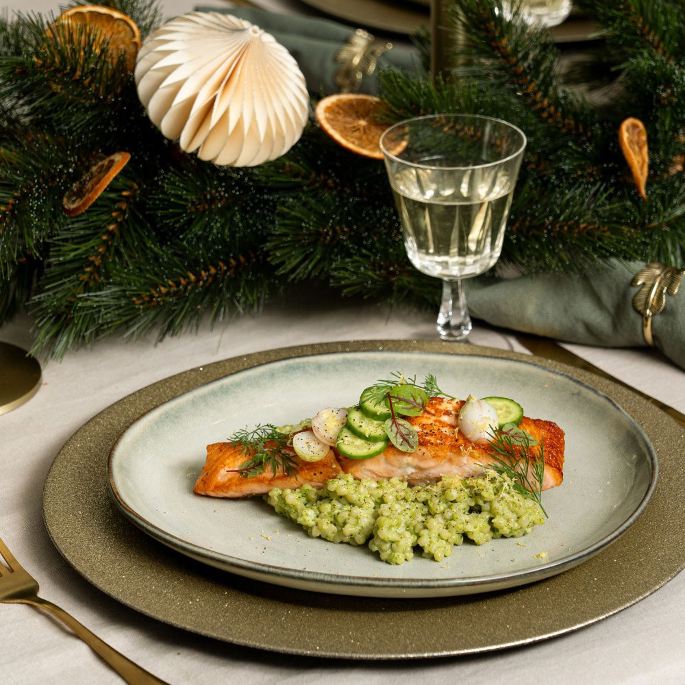 Zalmfilet op groene parelcouscous met ingelegde zilveruitjes