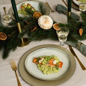 Zalmfilet op groene parelcouscous met ingelegde zilveruitjes