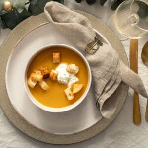 Pompoensoep met peterselieroom en knoflookcroutons