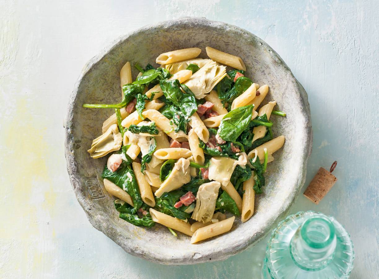 Snelle pasta met spinazie, artisjok en hummus
